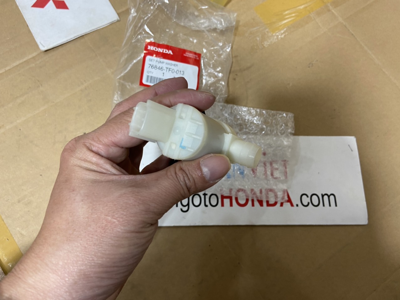 Mô tơ bơm nước rửa kính xe Honda BRIO